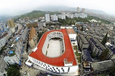 Trường tiểu học xây sân tập thể dục trên mái nhà