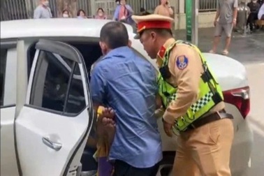 CSGT kịp thời hỗ trợ đưa người bị đột quỵ đến bệnh viện cấp cứu