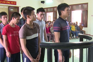 Xét xử nhóm côn đồ truy sát cả nhà công an xã