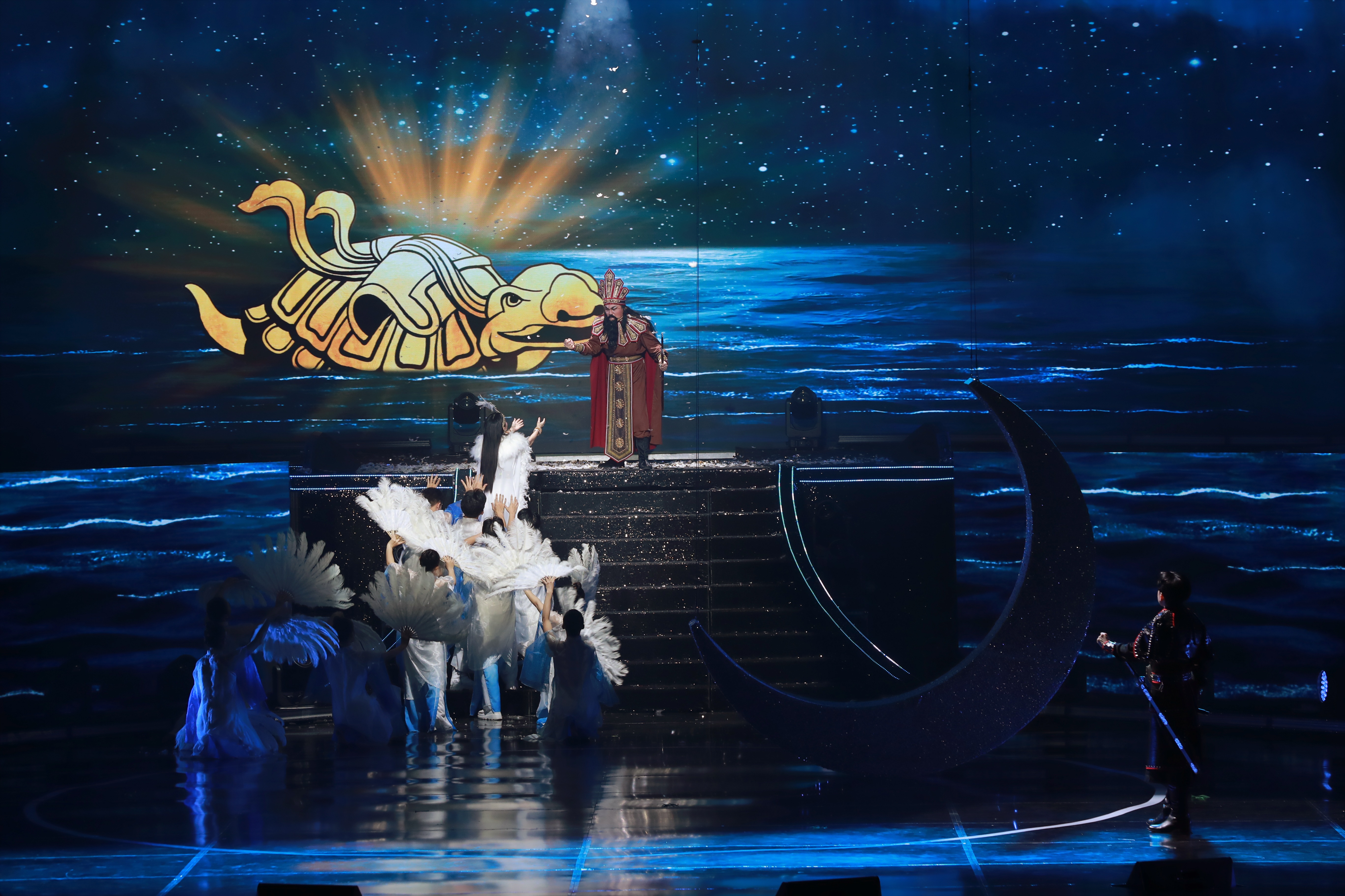 Noo Phuoc Thinh tiba-tiba muncul di acara nyanyi langsung Cam Ly selama 30 tahun - 3 Noo Phước Thịnh bất ngờ xuất hiện trong liveshow 30 năm ca hát của Cẩm Ly - 3