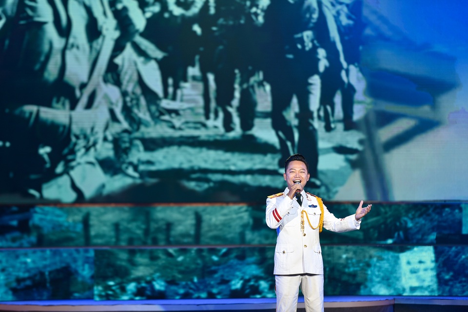 Nồng nàn, sâu lắng với chương trình “Tổ quốc tôi chưa đẹp thế bao giờ” - 13 Nồng nàn, sâu lắng với chương trình “Tổ quốc tôi chưa đẹp thế bao giờ” - 13