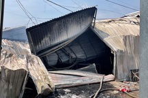 Cháy xưởng gỗ, người dân ôm đồ tháo chạy