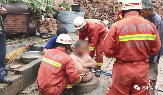 Béo đôi khi cũng tốt: Anh mập ngã xuống giếng nhưng thoát chết nhờ chiếc bụng mỡ diệu kỳ - Ảnh 1. Béo đôi khi cũng tốt: Anh mập ngã xuống giếng nhưng thoát chết nhờ chiếc bụng mỡ diệu kỳ - Ảnh 1.