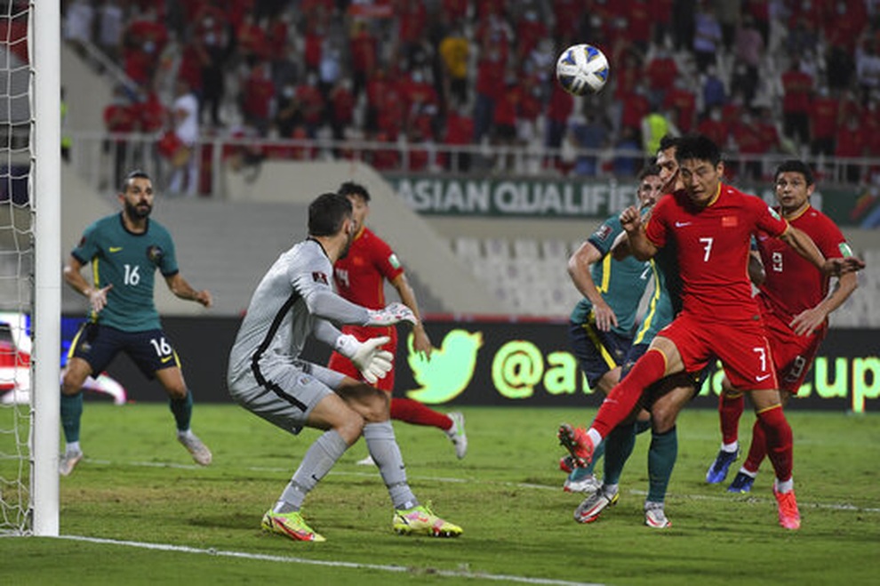 Trung Quốc 1-1 Australia: Công nghệ VAR giúp thầy trò HLV Li Tie thoát thua - 4 Trung Quốc 1-1 Australia: Công nghệ VAR giúp thầy trò HLV Li Tie thoát thua - 4