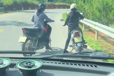 Hai người phụ nữ thản nhiên đứng giữa đường nói chuyện như chỗ không người