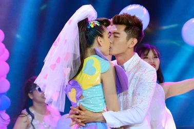 Maya được xem là “chiêu trò” khi khóa môi với vũ công Quang Đăng