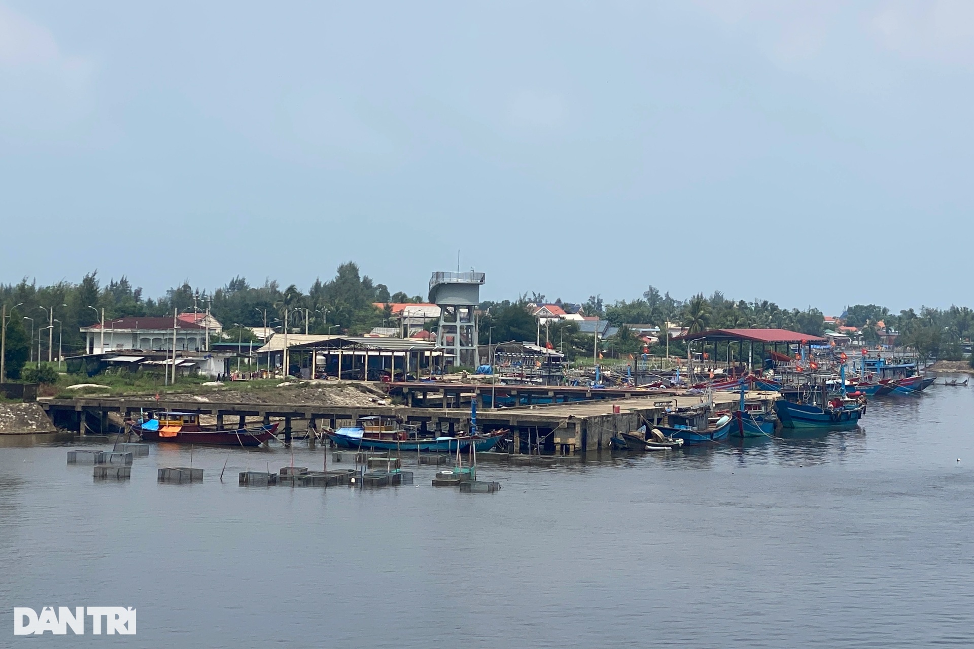 Nước biển xâm thực tại khu cảng cá 148 tỷ mới hoàn thành - 1 Nước biển xâm thực tại khu cảng cá 148 tỷ mới hoàn thành - 1