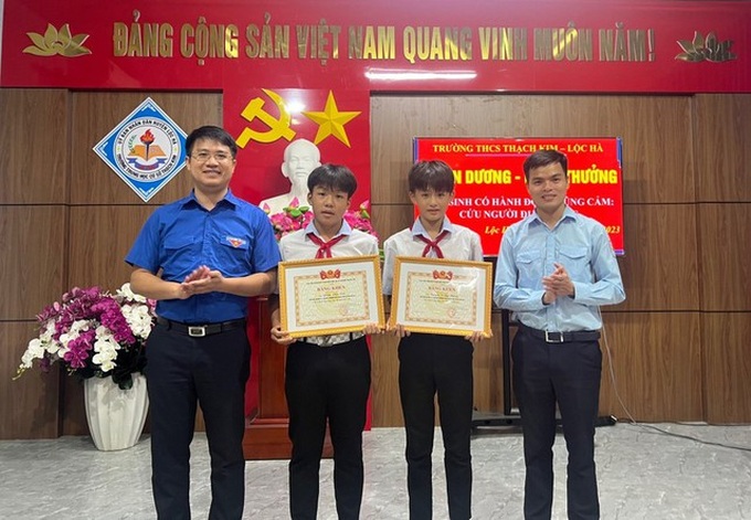 Tỉnh đoàn và Sở GD&ĐT Hà Tĩnh trao tặng giấy khen cho 2 học sinh dũng cảm cứu người.