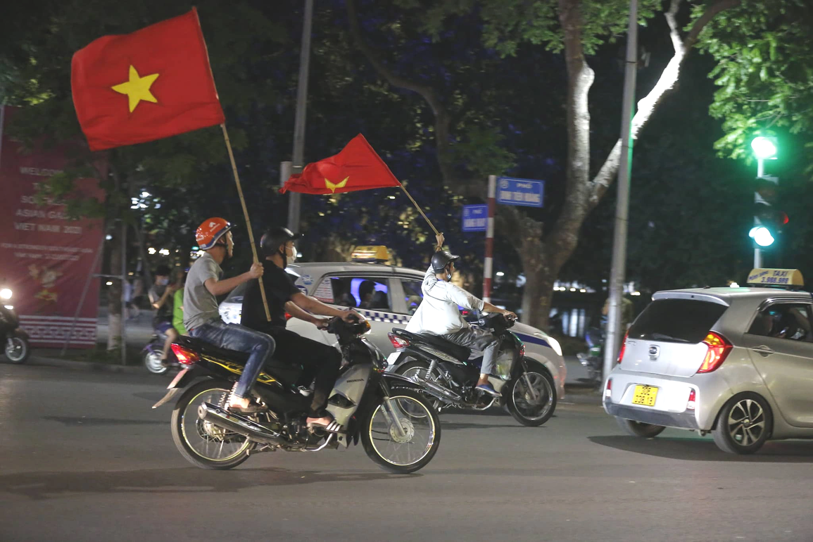 Đông nghẹt người đổ về Hồ Gươm ăn mừng U23 Việt Nam chiến thắng - 5 Đông nghẹt người đổ về Hồ Gươm ăn mừng U23 Việt Nam chiến thắng - 5