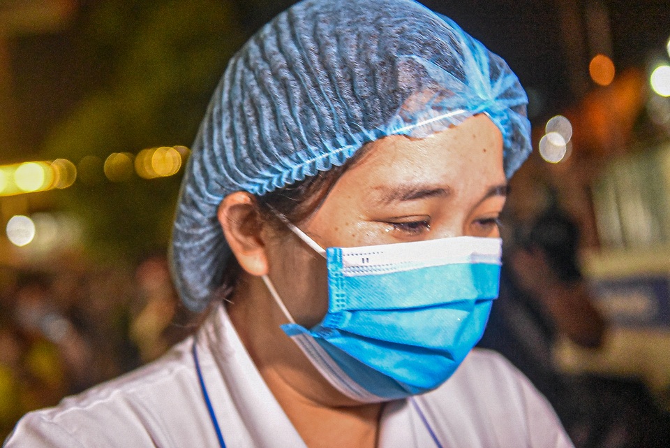 Nhiều y, bác sĩ Bệnh viện Bạch Mai bật khóc khi được gỡ bỏ lệnh cách ly - 7 Nhiều y, bác sĩ Bệnh viện Bạch Mai bật khóc khi được gỡ bỏ lệnh cách ly - 7