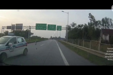 Liều mạng đi ngược chiều trên cao tốc Hà Nội - Thái Nguyên