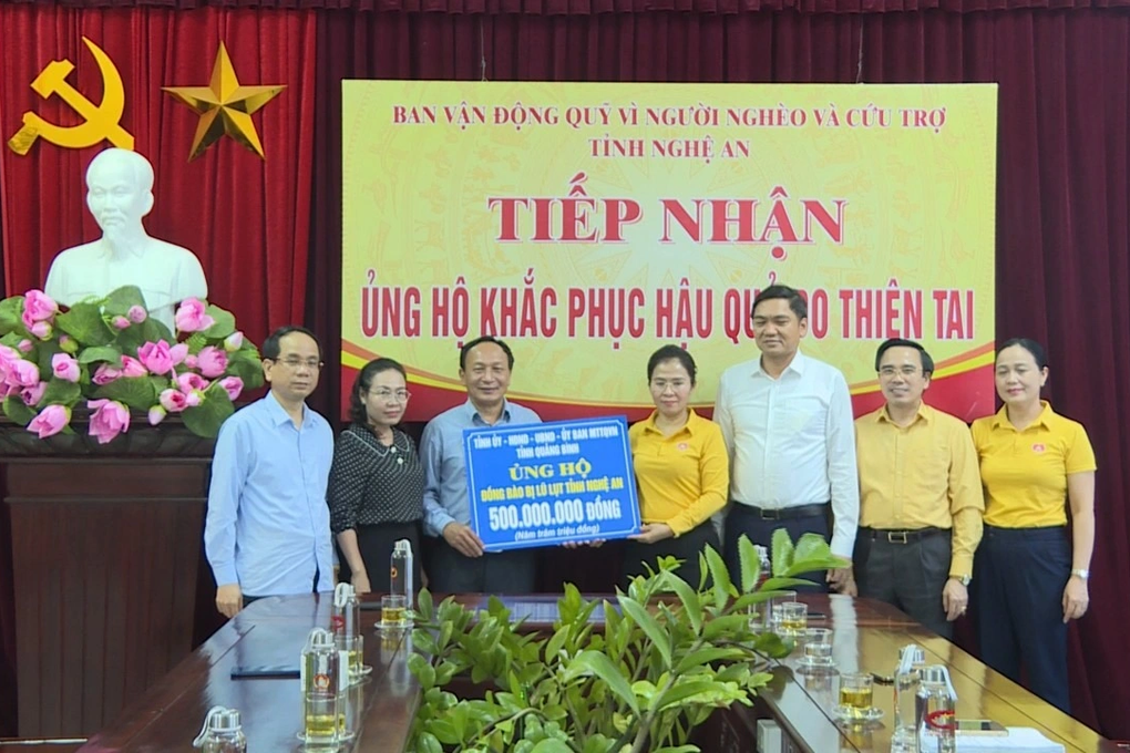 Ca sĩ Đen Vâu, Khắc Việt ủng hộ Nghệ An khắc phục hậu quả mưa lũ - 3 Ca sĩ Đen Vâu, Khắc Việt ủng hộ Nghệ An khắc phục hậu quả mưa lũ - 3