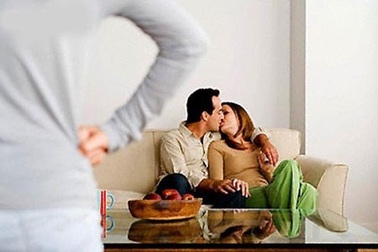 Bắt quả tang chồng "ăn vụng" tại nhà, vợ tống cổ cô bồ trẻ không mặc gì ra đường