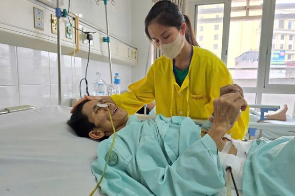 Người bố 3 con suy kiệt sau 4 lần mổ, bác sĩ kêu gọi cộng đồng cứu giúp