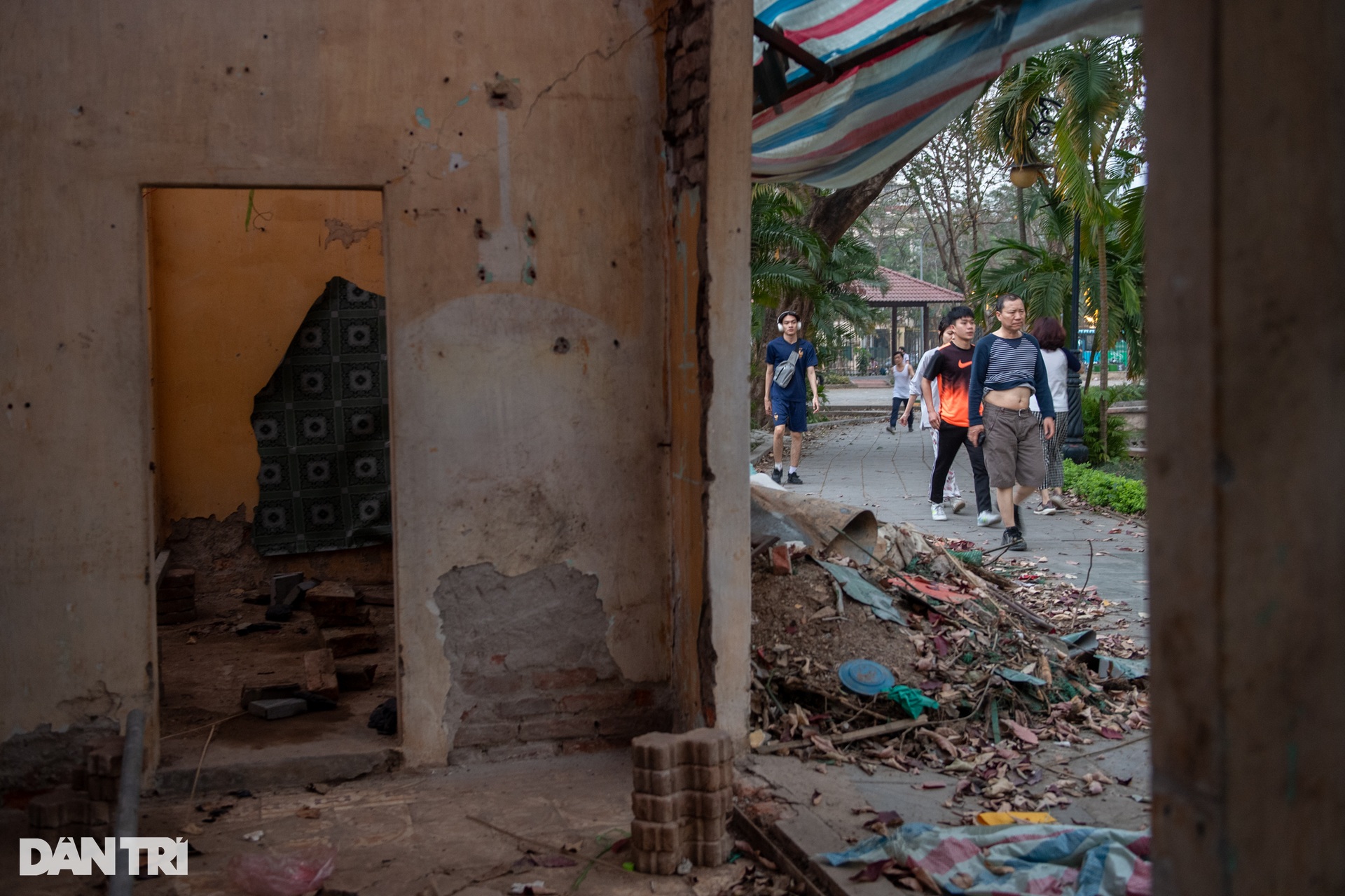 Người dân xé rào chắn, trèo tường vào công viên đang cải tạo ở Hà Nội - 10 Người dân xé rào chắn, trèo tường vào công viên đang cải tạo ở Hà Nội - 10