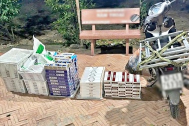 Phát hiện hàng cấm trên xe máy của người phụ nữ ở An Giang