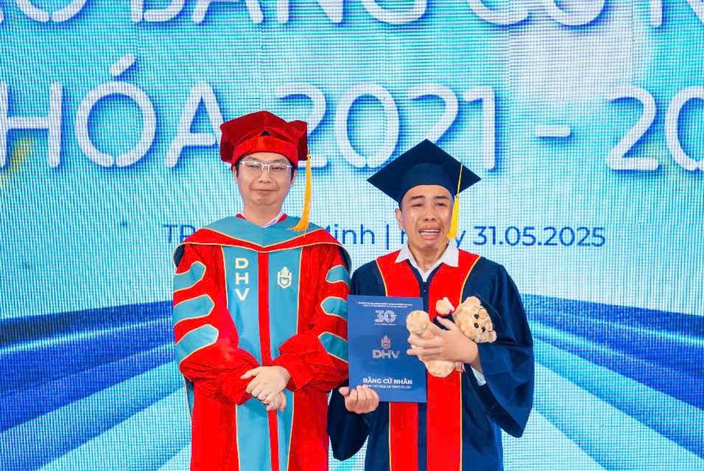 Nam sinh bật khóc nức nở trong lễ tốt nghiệp, lý do bất ngờ - 1 Nam sinh bật khóc nức nở trong lễ tốt nghiệp, lý do bất ngờ - 1