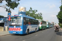 Hàng chục xe xếp hàng trước cổng UBND tỉnh phản đối "xe vua"