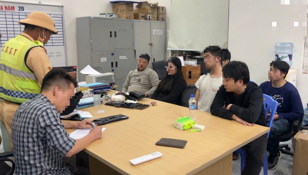 CSGT chặn bắt ô tô chở 6 người nước ngoài nhập cảnh trái phép - 1 CSGT chặn bắt ô tô chở 6 người nước ngoài nhập cảnh trái phép - 1