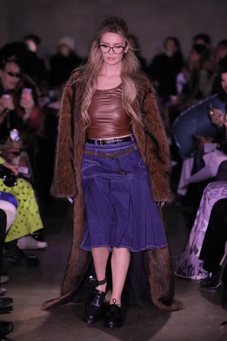 Khán giả hò reo khi "thần lừa đảo" Anna bất ngờ xuất hiện trên sàn catwalk - 1
