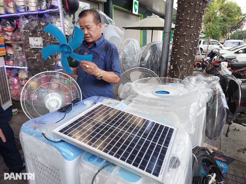 Người dân nháo nhào săn quạt tích điện, chủ tiệm lắc đầu vì cháy hàng - 2 Người dân nháo nhào săn quạt tích điện, chủ tiệm lắc đầu vì cháy hàng - 2