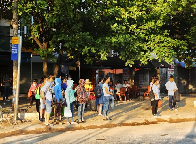 Hà Nội: Người dân khổ sở chen chúc trên xe buýt do cắt giảm chuyến xe - Ảnh 1. Hà Nội: Người dân khổ sở chen chúc trên xe buýt do cắt giảm chuyến xe - Ảnh 1.