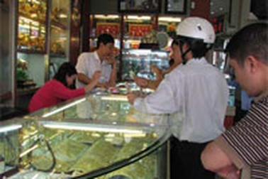 Giá vàng giảm mạnh: Thị trường “cháy” hàng