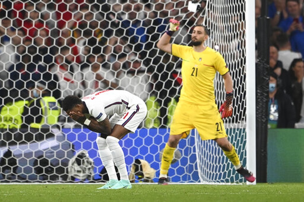 Đội tuyển Italia vỡ òa hạnh phúc khi giương cao chức vô địch Euro 2020 - 8 Đội tuyển Italia vỡ òa hạnh phúc khi giương cao chức vô địch Euro 2020 - 8