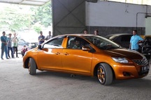 Chiếc ô tô hai đầu độc đáo bị cấm ra đường