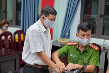 Nửa đêm công an đến tận nhà dân làm thẻ căn cước