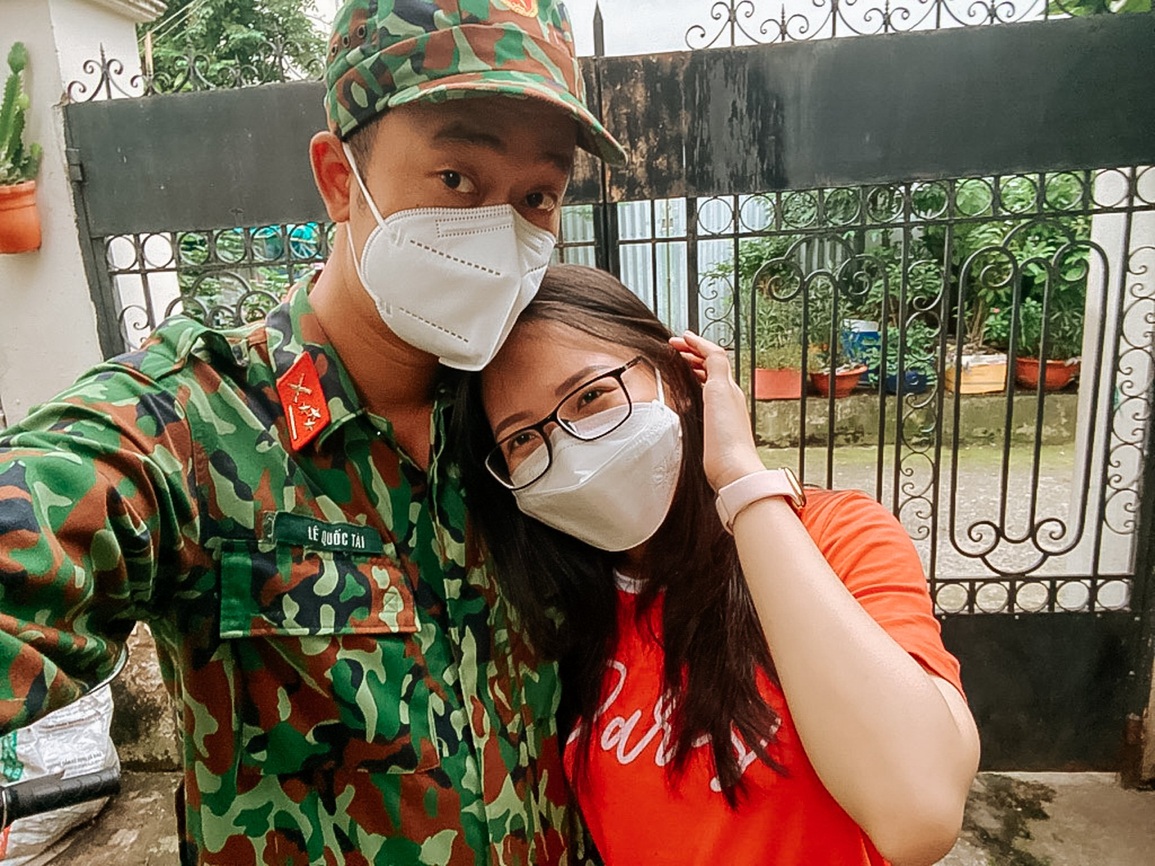 Anh bộ đội vào TP.HCM chống dịch rước luôn cô tình nguyện xinh đẹp làm vợ - 4 Anh bộ đội vào TP.HCM chống dịch rước luôn cô tình nguyện xinh đẹp làm vợ - 4