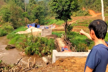 Gian nan trèo đèo, lội suối vận chuyển vật liệu xây dựng cầu Dân trí