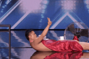 Người đàn ông "mòn mặt" vì khỏa thân trong các chương trình tìm kiếm tài năng