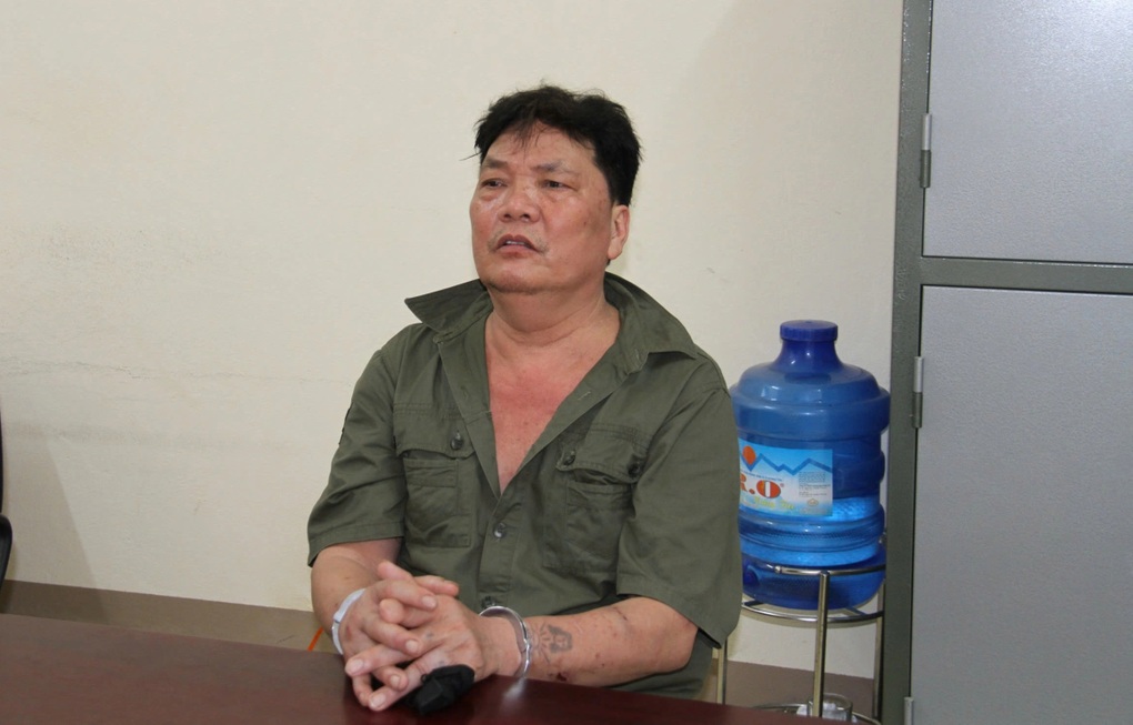 Mâu thuẫn khi uống rượu, gã đàn ông vác dao chém 2 người trọng thương - 1 Mâu thuẫn khi uống rượu, gã đàn ông vác dao chém 2 người trọng thương - 1
