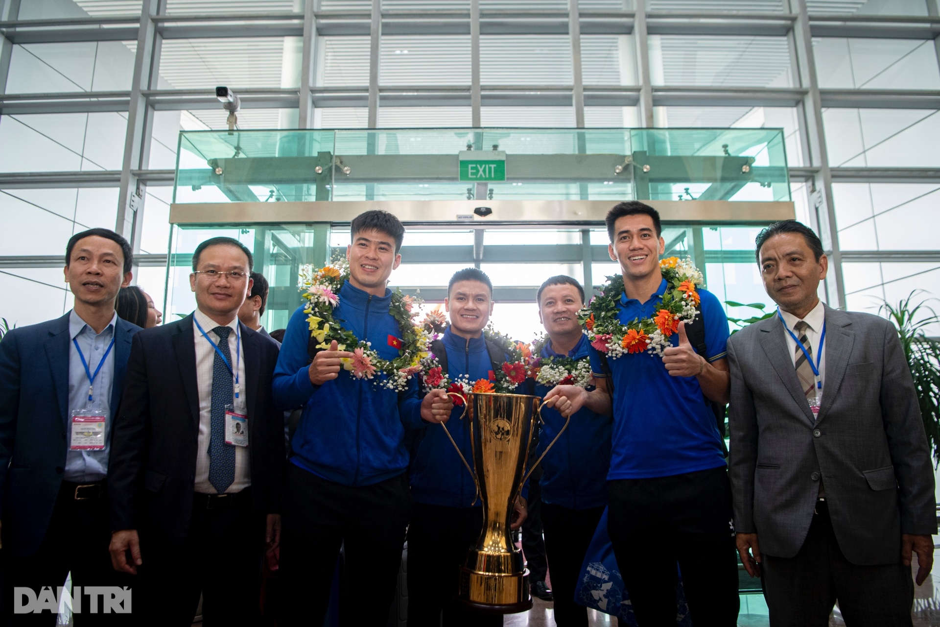 Tuyển Việt Nam rước cúp vô địch về nước, mong được đi bão cùng CĐV - 2 Tuyển Việt Nam rước cúp vô địch về nước, mong được đi bão cùng CĐV - 2