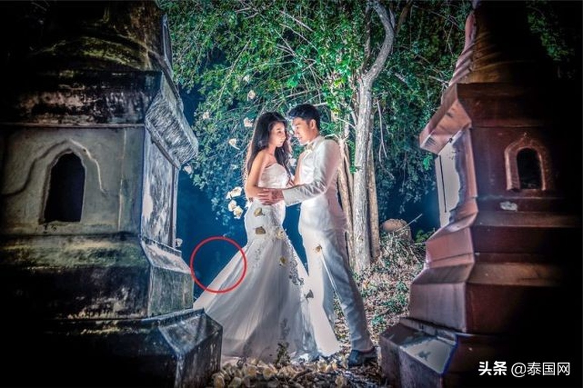 Cặp đôi đưa nhau ra nghĩa địa chụp ảnh cưới có cả quan tài và vòng hoa - 5 Cặp đôi đưa nhau ra nghĩa địa chụp ảnh cưới có cả quan tài và vòng hoa - 5