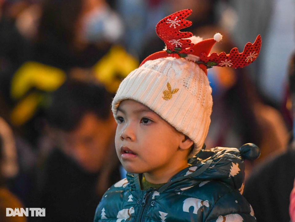 Hà Nội trang hoàng rực rỡ, biển người xuống phố đón Giáng sinh - 7