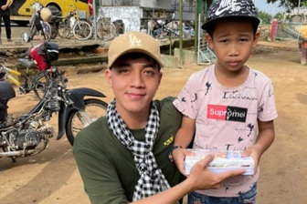 Tài xế "Fan Sơn Tùng M-TP" đổi tiền công thành sách vở gửi học sinh vùng lũ