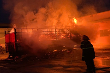 Xe tải bốc cháy trơ khung, 20 tấn gỗ hóa thành tro