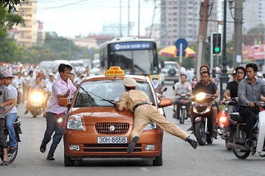 Trang bị vũ khí, xử lý ngay tình huống chống người thi hành công vụ