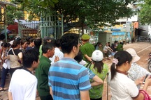 Vụ sập biệt thự cổ ở Hà Nội: Dân xếp hàng chờ vào nhà lấy đồ