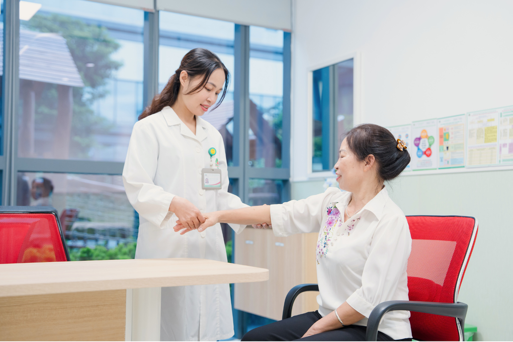 Đau nhức do loãng xương: Dùng thuốc giảm đau hay tiêm thuốc sinh học? - 4 Đau nhức do loãng xương: Dùng thuốc giảm đau hay tiêm thuốc sinh học? - 4