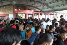 Biển người ngược nguồn về cầu may, cáp treo chùa Hương Tích “tê liệt”