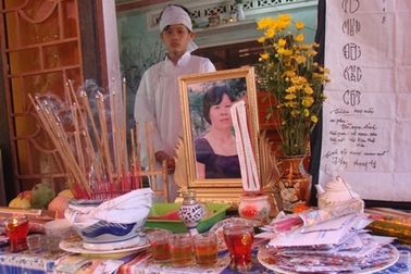 Ngày định mệnh của hai chị em ruột bán báo dạo