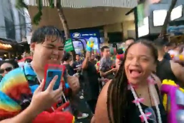 Khách quốc tế cuồng nhiệt trong lễ hội té nước Songkran ở Thái Lan