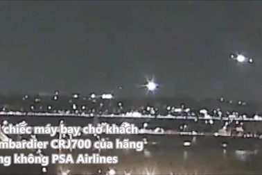 Khoảnh khắc máy bay chở khách nổ tung vì va chạm với trực thăng quân sự