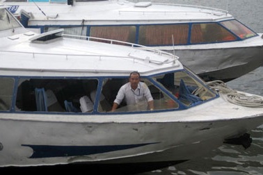 Tàu cánh ngầm vỡ kính, hành khách hoảng loạn