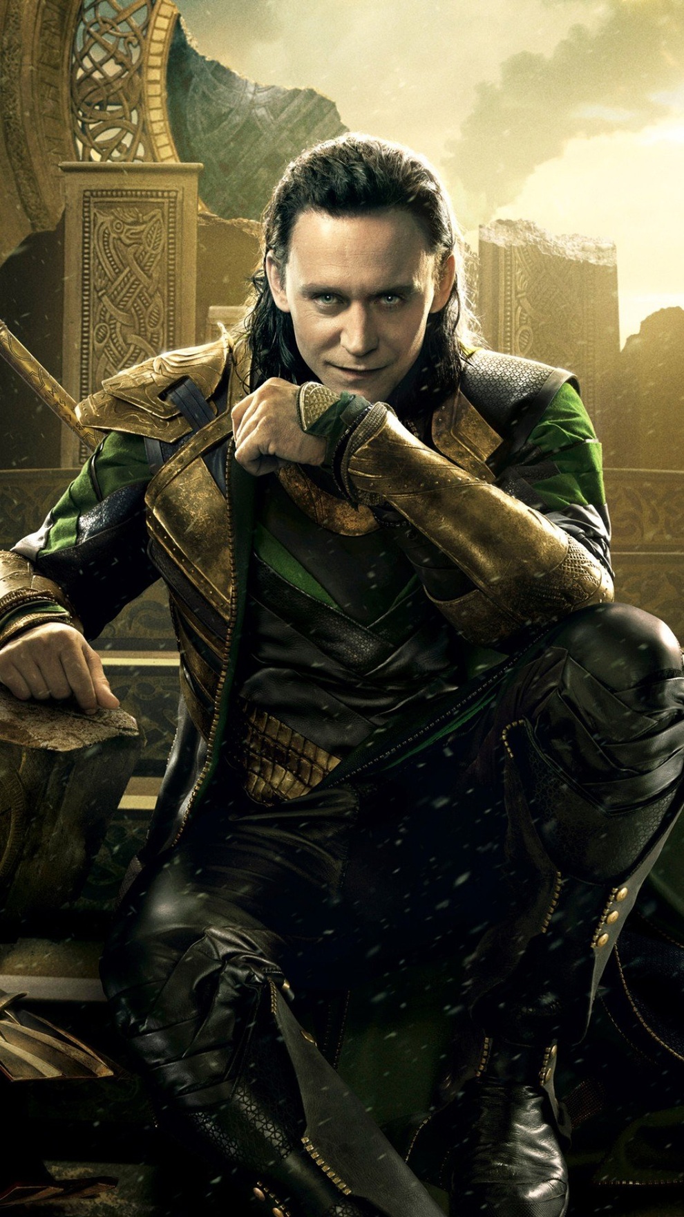 Loki của phim Thần Sấm đi tắm biển cùng bạn gái - 5 Loki của phim Thần Sấm đi tắm biển cùng bạn gái - 5