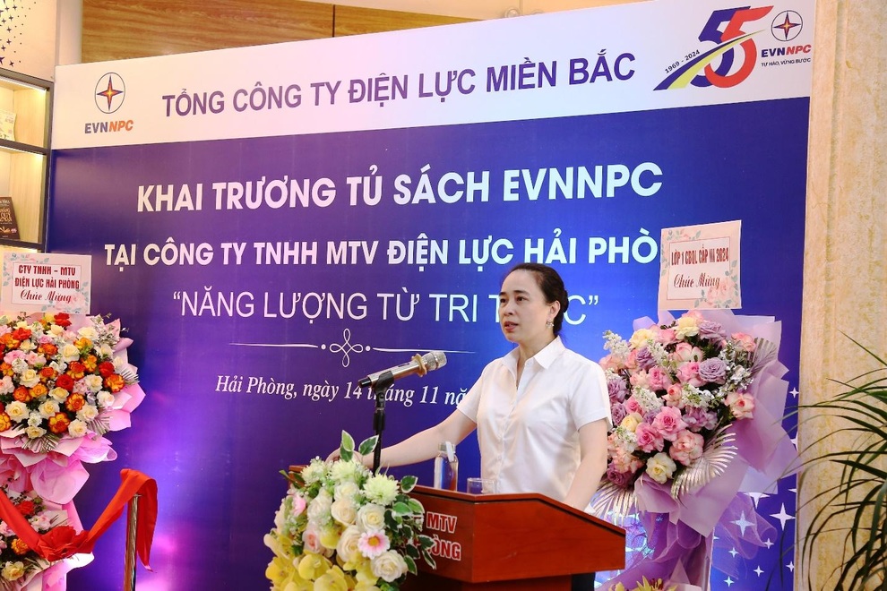 Khai trương tủ sách EVNNPC Năng lượng từ tri thức - 2 Khai trương tủ sách EVNNPC Năng lượng từ tri thức - 2