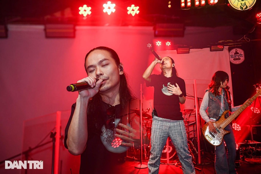 Ban nhạc Rock Việt Nam và Nhật Bản cháy hết mình trong vòng vây khán giả - 2 Ban nhạc Rock Việt Nam và Nhật Bản cháy hết mình trong vòng vây khán giả - 2